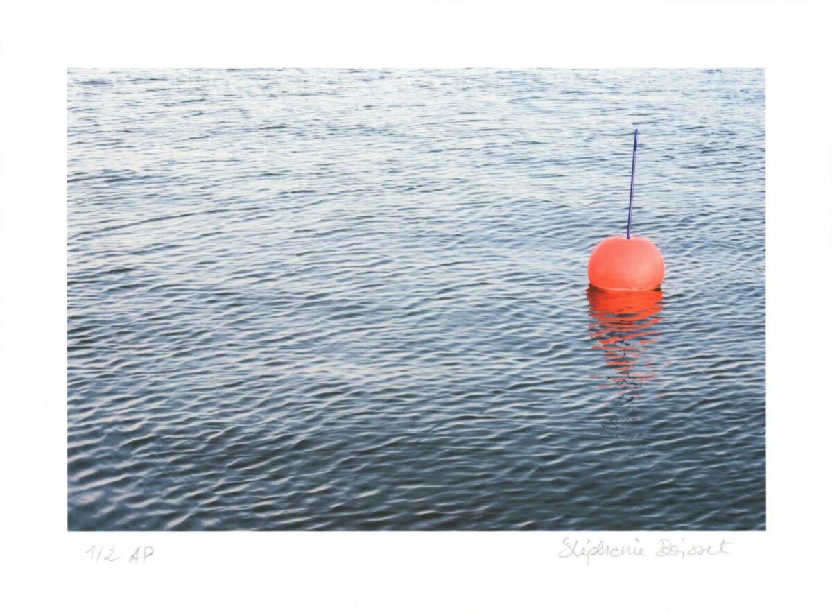 stralsund, farbfragmente, Abzug Nr. 3: rote Boje im Wasser